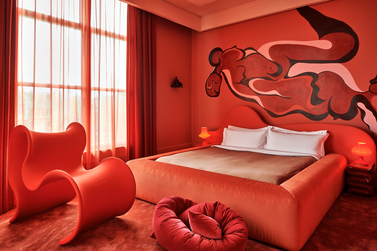 Sisters Janssen Suite red bedroom