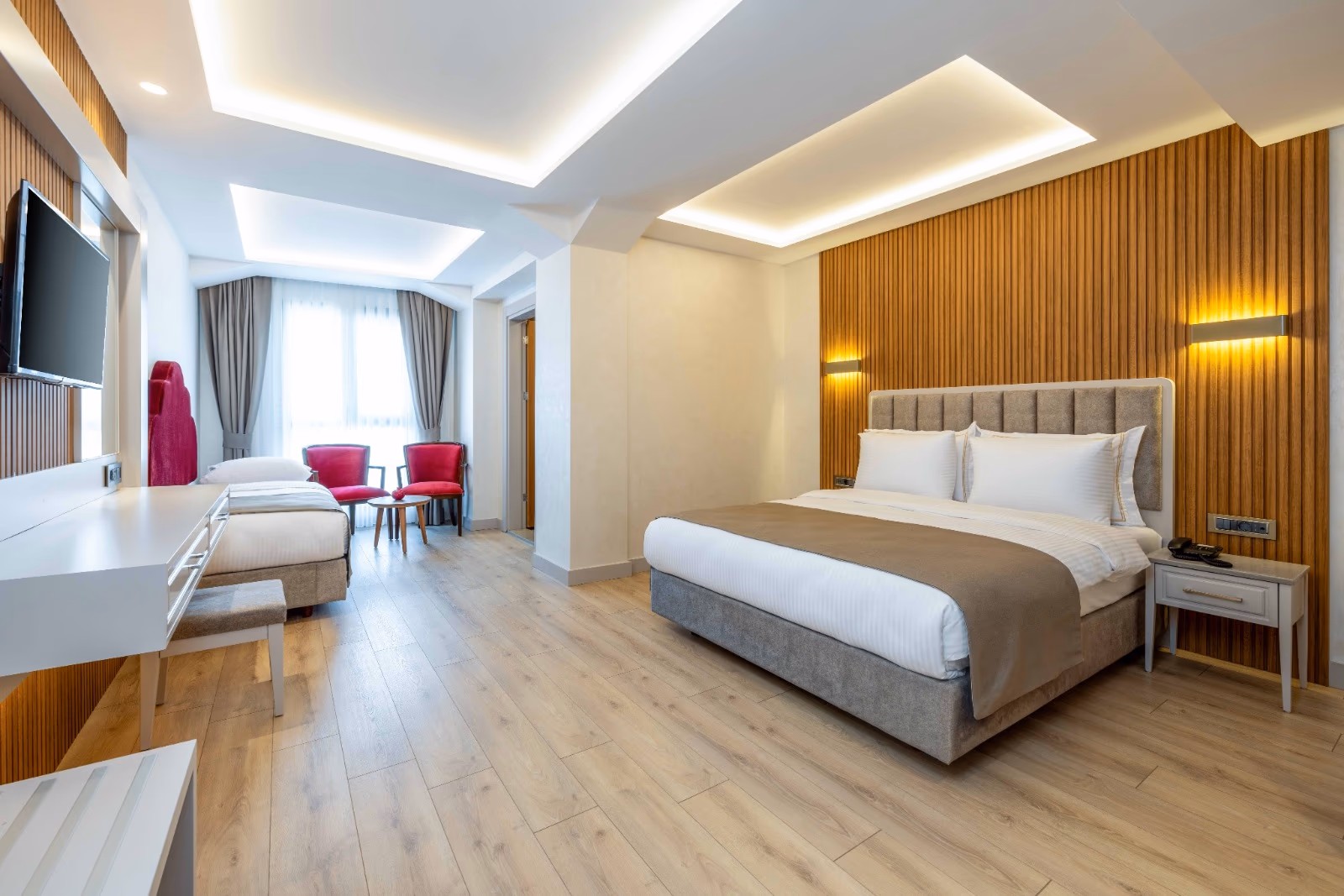 Guestroom with a double bed