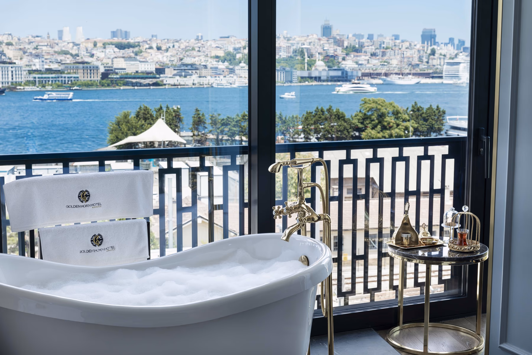 Bathtub with water view