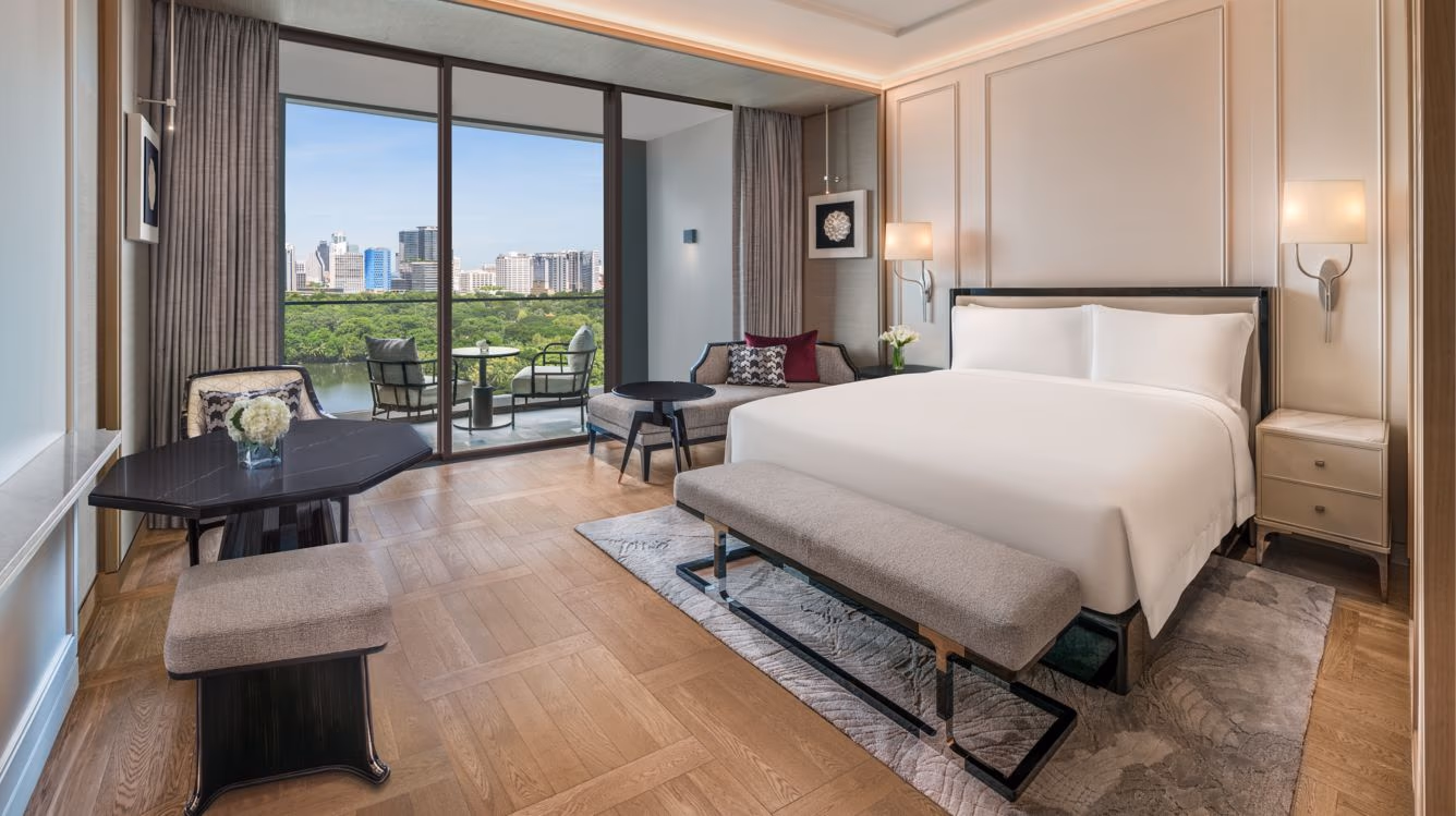 Club King with balcony and Lumpini Park view