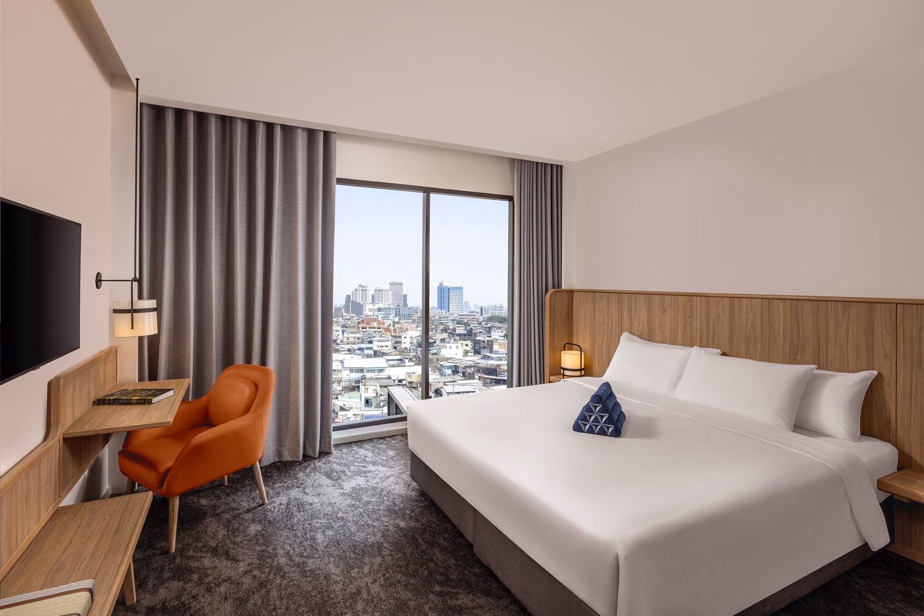 Roomy queen room