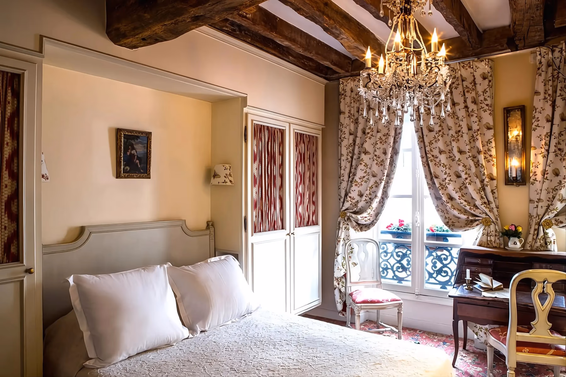 Caron de Beaumarchais front-side room under exposed beams