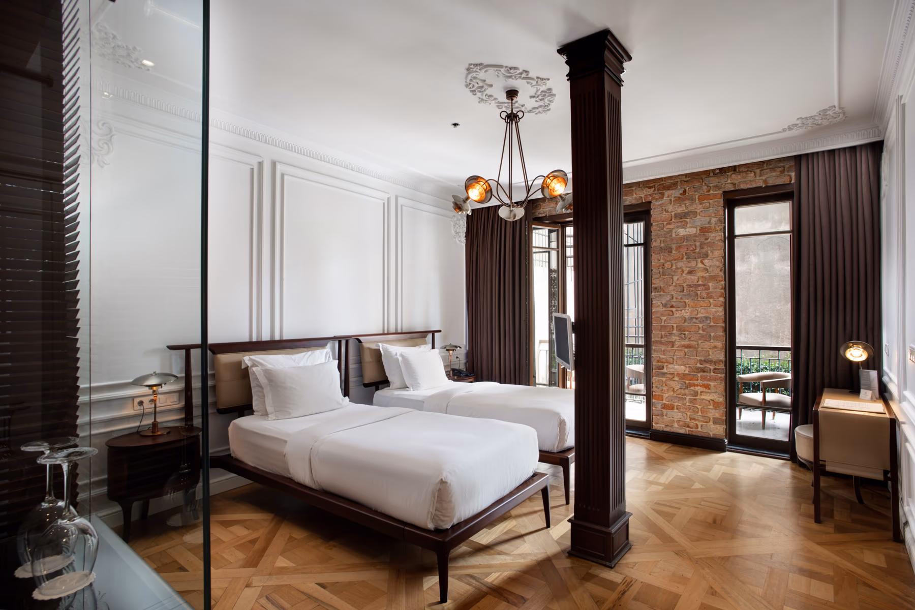 Guestroom with a double bed