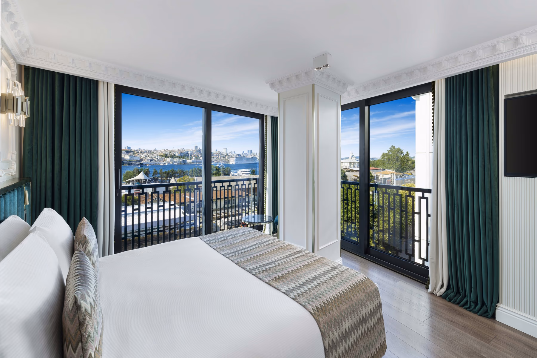 Guestroom with water view