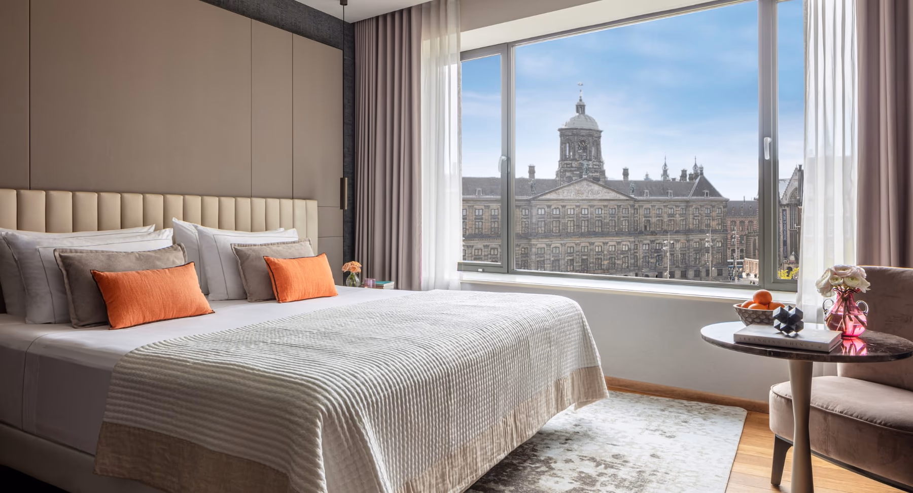 Guest room with Dam Square view