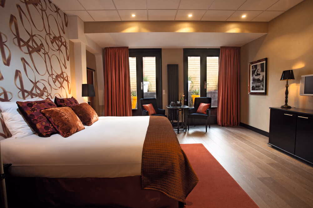 Guestroom with a seating area